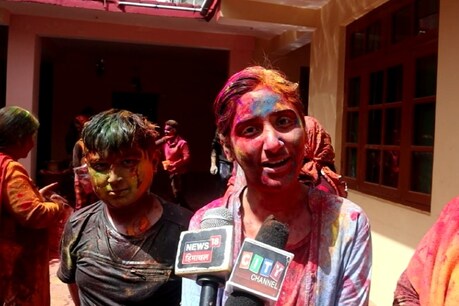 कुल्लू में होली मनाती टोली ने साझा की अपनी खुशियां.