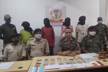 लातेहार पुलिस लगातार नक्सलियों के खिलाफ अभियान चला रही है.