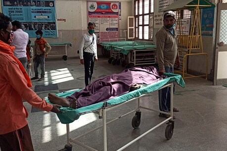 सदर पुलिस ने मौके पर पहुंचकर शव को दादरी के सिविल अस्पताल पहुंचाया