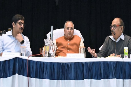 आबकारी विभाग की समीक्षा बैठक के दौरान मंत्री राम नरेश अग्निहोत्री 