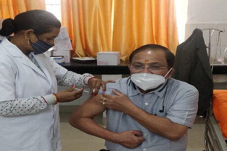 लखनऊ में कोरोना वैक्सीन की दोनों डोज लेने वाले सिविल अस्पताल के डॉक्टर नितिन मिश्रा पॉजिटिव पाए गए हैं.