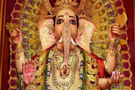 गणपति की स्थापना दोपहर के समय में की जाती है. मान्यता है कि गणपति का जन्म मध्याह्न काल में हुआ था.