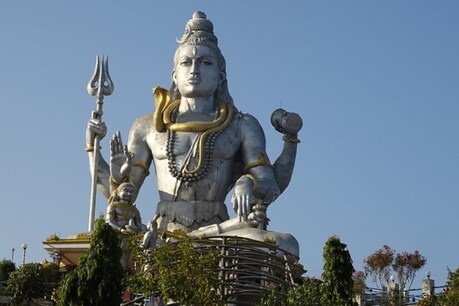 अगर सोमवार को भगवान शिव की सच्चे मन से पूजा की जाए तो सारे कष्टों से मुक्ति मिलती है और सभी मनोकामना पूरी होती है.