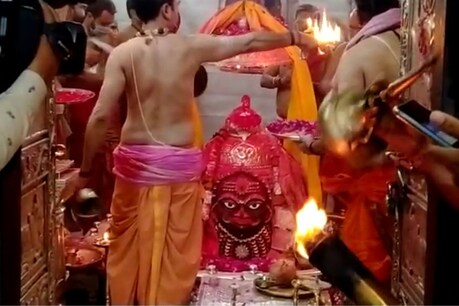 महाकाल ने भस्म आरती के दौरान जमकर होली खेली.