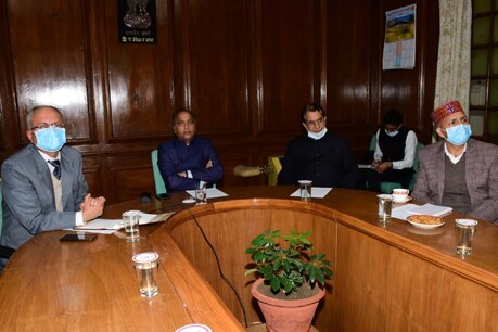 सीएम ने राजधानी शिमला में वीडियो कॉन्फ्रेंस के माध्यम से उपायुक्तों, पुलिस अधीक्षकों और मुख्य चिकित्सा अधिकारियों के साथ चर्चा की.