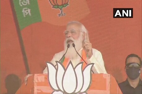प्रधानमंत्री नरेंद्र मोदी ने कोलकाता के ब्रिगेड परेड मैदान में रैली को संबोधित किया.