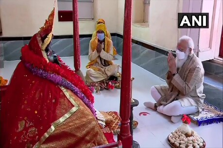 प्रधानमंत्री नरेंद्र मोदी ने शनिवार की सुबह सत्खिरा स्थित प्राचीन जेशोरेश्वरी काली मंदिर में पूजा अर्चना की.
