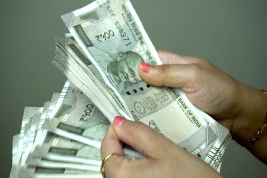 मध्य प्रदेश की राजधानी में सीबीआई ने एफसीआई के अफसरों को रिश्वत लेते गिरफ्तार किया है. (सांकेतिक तस्वीर) 