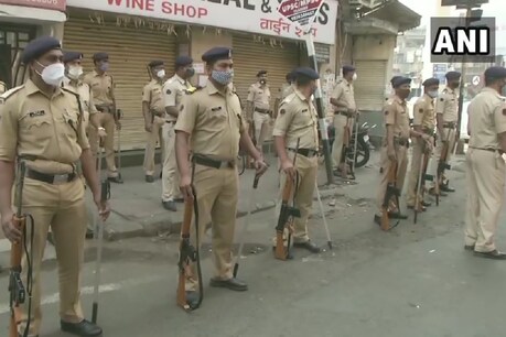 सड़कों पर बड़ी संख्या में पुलिस बल तैनात किया गया है. (Pic- ANI)