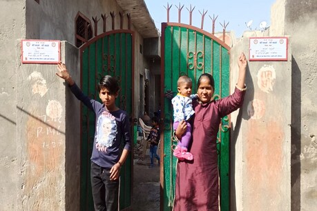 ये अनोखी पहल कॉलोनी के पार्षद विनोद बाल्मीकि ने अपनी बेटी की नेम प्लेट लगवाकर शुरू की