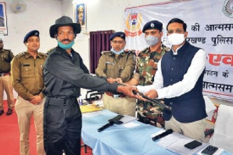 इनामी नक्सली जीवन कंडुलना ने रविवार को रांची पुलिस के सामने सरेंडर कर दिया.
