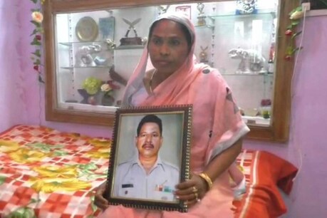 मृतक नेपाल सिंह की फोटो के साथ उनकी पत्नी
