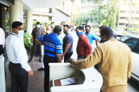 सलमान खान ने आज मुंबई के लीलावती अस्पताल में जाकर कोरोना वायरस की वैक्सीन का पहला डोज लिया है. (फोटो साभारः Viral Bhayani)