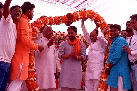 आजमगढ़ में बीजेपी नेता दिनेश कुमार यादव 'निरहुआ' का जोरदार स्वागत हुआ.