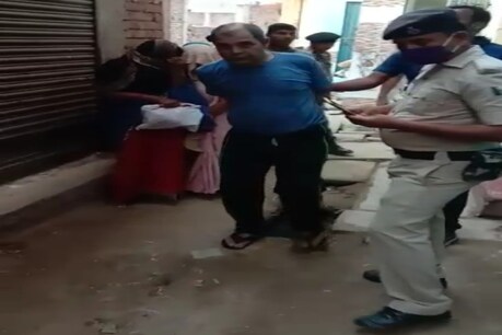 नालंदा में पुलिस की छापेमारी के बाद सेक्स रैकेट संचालक डॉक्टर और महिलाओ को ले जाती पुलिस.