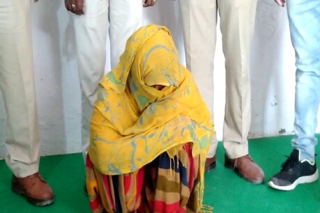 पुलिस गिरफ्त में आरोपी महिला