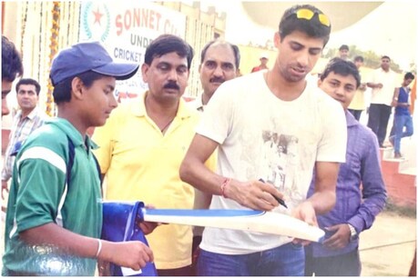 हफ्ते भर पहले इंग्लैंड के खिलाफ चौथे और आखिरी टेस्ट में शतक जमाने के बाद ऋषभ पंत की आशीष नेहरा के साथ पुरानी तस्वीर सोशल मीडिया पर वायरल हुई थी. ( Aakash chopra/twitter)