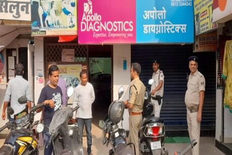 बदमाशों ने एटीएम के गार्ड को गोली मार दी है.