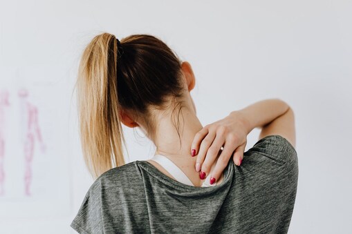 प ठ और क ध क दर द स रहत ह पर श न त ऐस च ज कभ न कर जर र रख इन ब त क ख य ल How To Relieve Back And Shoulder Pain News18 Hindi