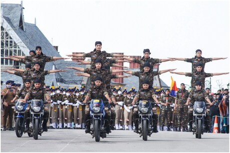 हिमाचल प्रदेश पुलिस की महिला कर्मचारियों का दल महिला दिवस पर प्रदर्शन करते हुए. (PTI)