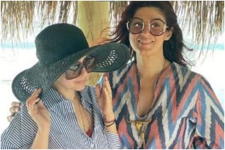 Twinkle Khanna with her sister Rinke Khanna (Photo courtesy Instagram / twinklerkhanna)