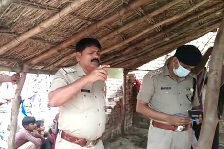 मौके पर पहुंचकर जांच करते पुलिसकर्मी.