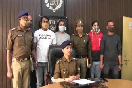 पुलिस की गिरफ्त में खड़े हत्या के आरोपी.