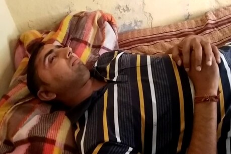पलवल में गांव वालों के हमले में घायल पुलिस का जवान इलाज कराता हुआ.