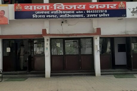 हमलावरों ने पुलिस की गाड़ी तोड़ दी. सांकेतिक फोटो