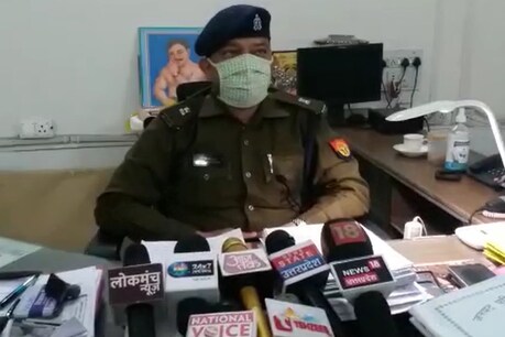 पुलिस ने बताया कि इस मामले में तमाम एंगल से जांच की जा रही है.