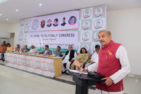 लखनऊ में ऑल इंडिया प्रोफेशनल कांग्रेस की व्याख्यानमाला में बोलते वरिष्ठ नेता प्रमोद तिवारी