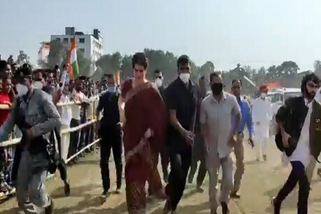 मंच की तरफ दौड़ती दिखीं प्रियंका गांधी वाड्रा