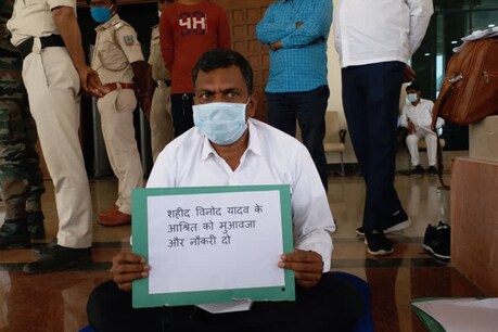 आजसू विधायक लंबोदर महतो विधानसभा के बाहर अनशन पर बैठे हुए हैं.