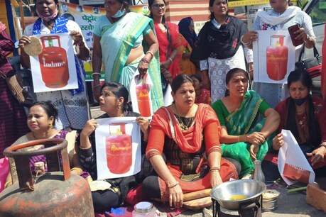 रांची में पेट्रोल और गैस के बढ़े दामों के खिलाफ महिला कांग्रेस के नेताओं ने अनोखा प्रदर्शन किया