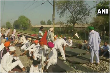 प्रदर्शनकारियों ने पंजाब और हरियाणा में 32 स्थानों पर रेल पटरियों को अवरूद्ध कर दिया. (फोटो- ANI)