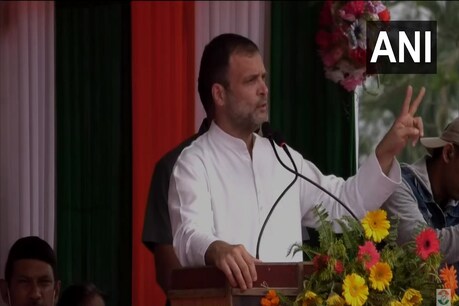 राहुल गांधी ने कहा कि केंद्र सरकार उद्योगपतियों के करों को माफ कर रही है.