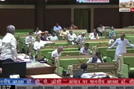 विधानसभा में स्पीकर खड़े थे और सदस्य फिर भी बोले जा रहे थे.