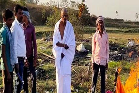 बेटी की घिनौनी करतूत से दुखी पिता ने पुतला बनाकर बेटी का अंतिम संस्कार कर दिया.