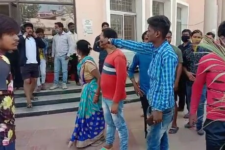 मॉब लिंचिंग की घटना के बाद स्थानीय लोगों ने कोतवाली थाने का घेराव कर हंगामा किया
