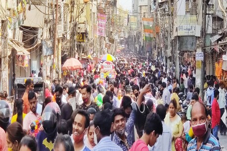 सदर बाजार में उमड़ी लोगों की भीड़ ने कोरोना गाइडलाइंस को ताक पर रखकर खरीदारी की.