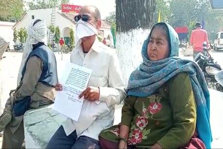 सहारनपुर (Saharanpur) में एक बेटे और बहु ने अपने बुजुर्ग माता-पिता को घर से निकाल दिया है, जिसके बाद बुजुर्ग दंपत्ति न्याय की गुहार लगाने एसपी कार्यालय पर पहुंचे हैं. दंपत्ति का कहना है कि न्याय (Justice) नहीं मिला तो उनके सामने आत्महत्या (Suicide) के अलावा कोई रास्ता नहीं है.