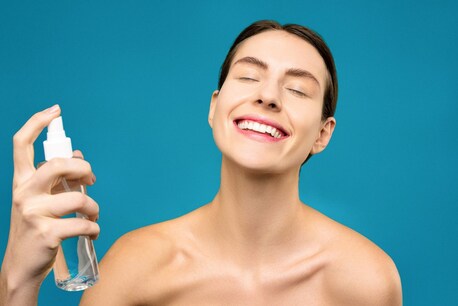 आप नमक का प्रयोग स्किन को एक्सफोलिएट करने के लिए कर सकते हैं. Image Credit : Pexels/Shiny Diamond