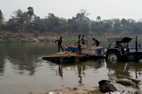 जमशेदपुर के सुवर्णरेखा नदी से बालू का अवैध उठाव जारी है.
