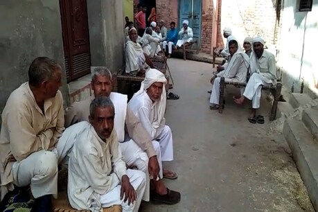 युवक की हत्या के बाद मृतक के घर के सामने जुटे लोग.