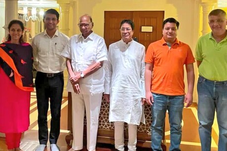 महाराष्ट्र के सियासी भूचाल से दूर ताजनगरी आगरा में छुटटियां मना रहे हैं शरद पवार.