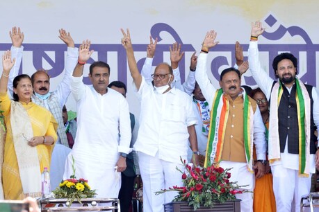 रांची की रैली में शरद पवार ने धोनी की जमकर तारीफ की.
