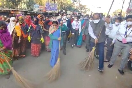 मुख्यमंत्री शिवराज सिंह चौहान ने इस तरह महिला सफाईकर्मियों का हौंसला बढ़ाया.