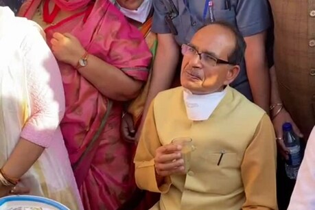 चाय वाले पप्पू के पास सूबे के मुखिया बड़ी देर तक बैठे और कहा - मैं भी लेबर ही हूं.