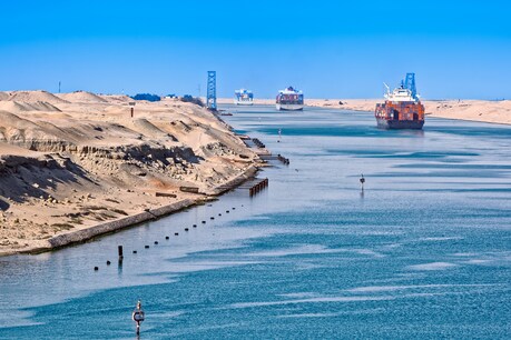 स्वेज नहर में अटका एवर गिवन (फाइल फोटो: Shutterstock)