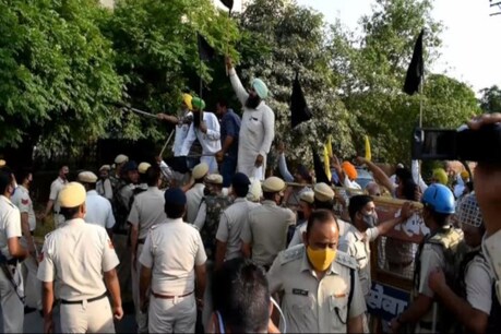 नारेबाजी के साथ किसानों ने दुष्यंत चौटाला को काले झंडे दिखाए.